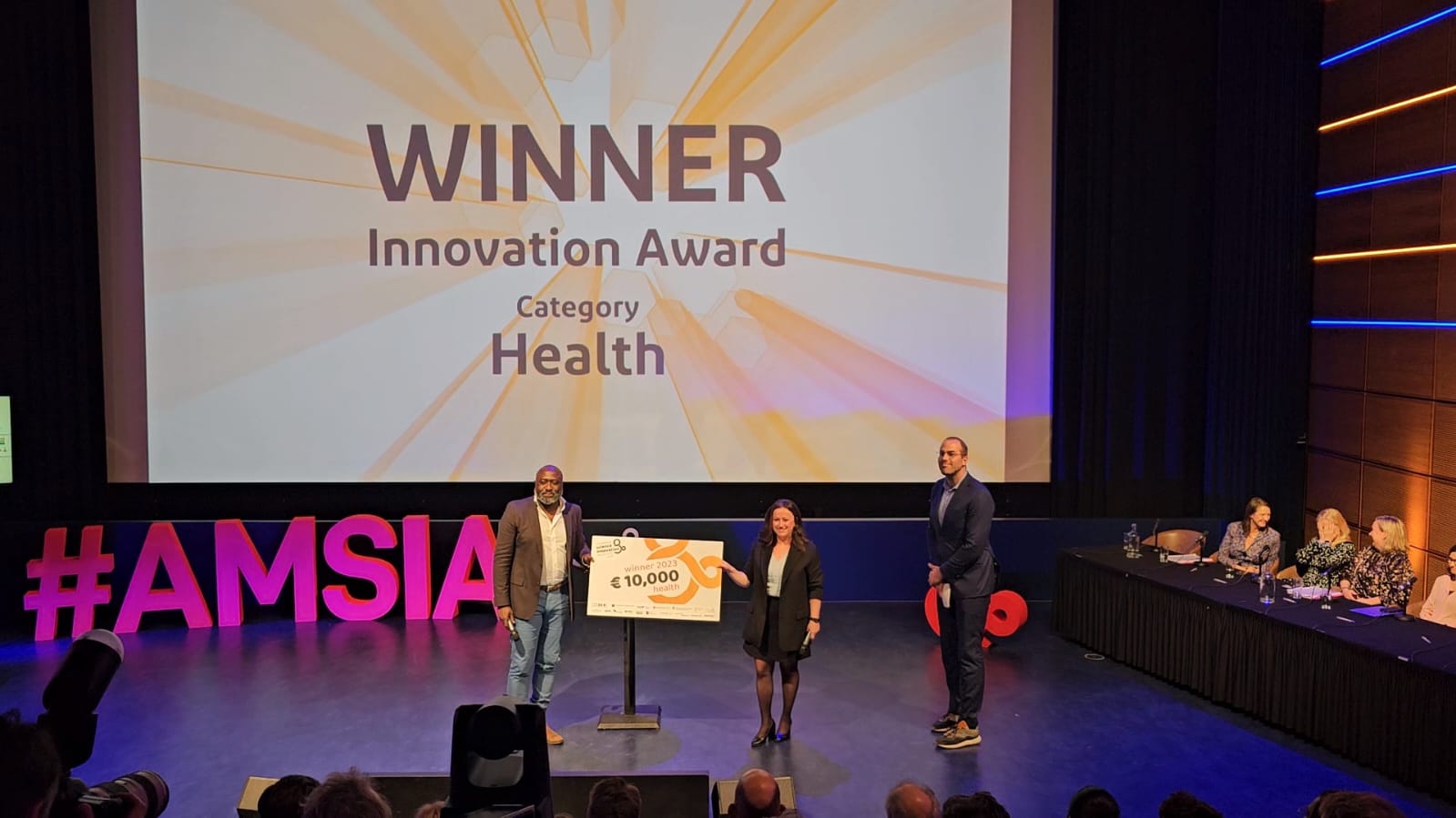 Image of Dr. Zeliha Guler winning the innovation award in the health category 